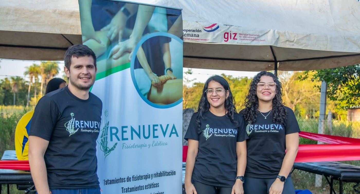 El equipo de Renueva junto a su banner en un evento al aire libre